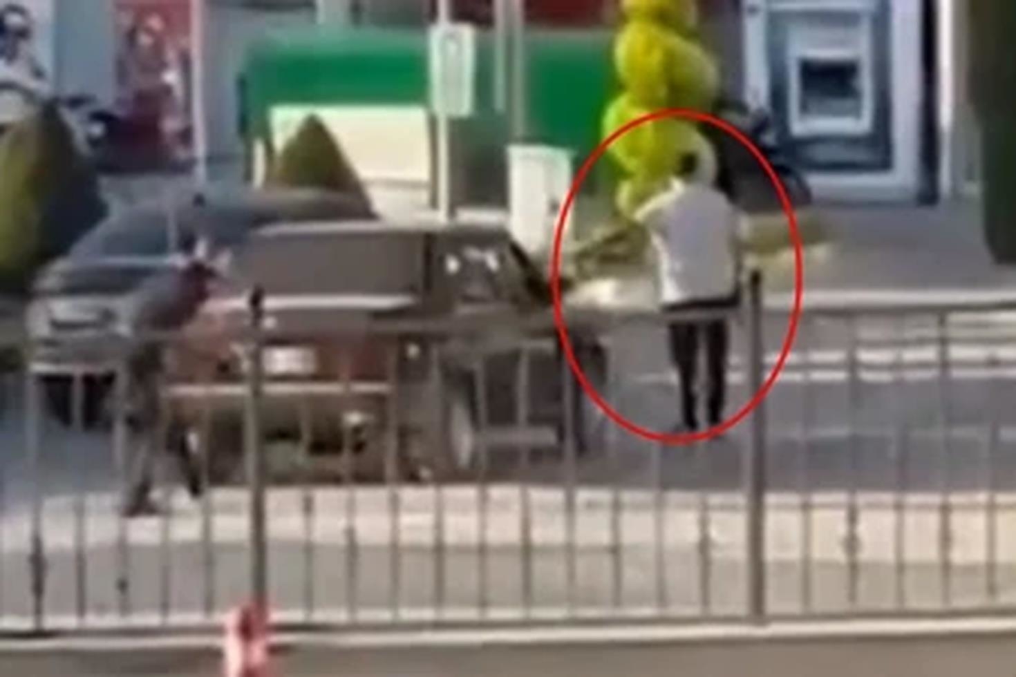 İşten çıkarılınca belediyenin önünde tabanca ve kılıçla bekledi
