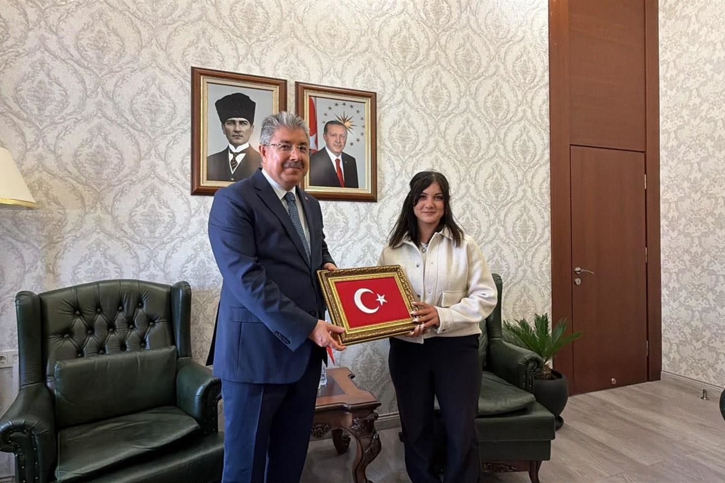Eskişehir’de yerde gördüğü Türk bayrağını alan kurye Gülten Yeşil’e validen ödül! Makamında ağırlayıp bayrak hediye etti