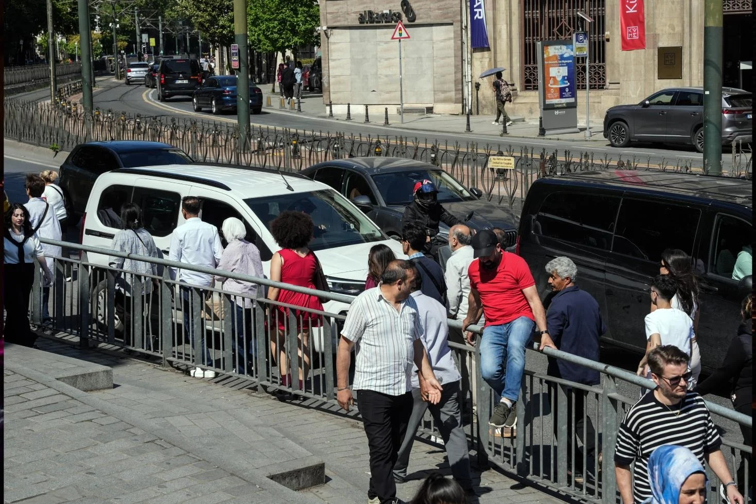 Karaköy’de bariyer krizi! Yolu kısaltmak için buldukları çözüm ölüme davetiye çıkarıyor